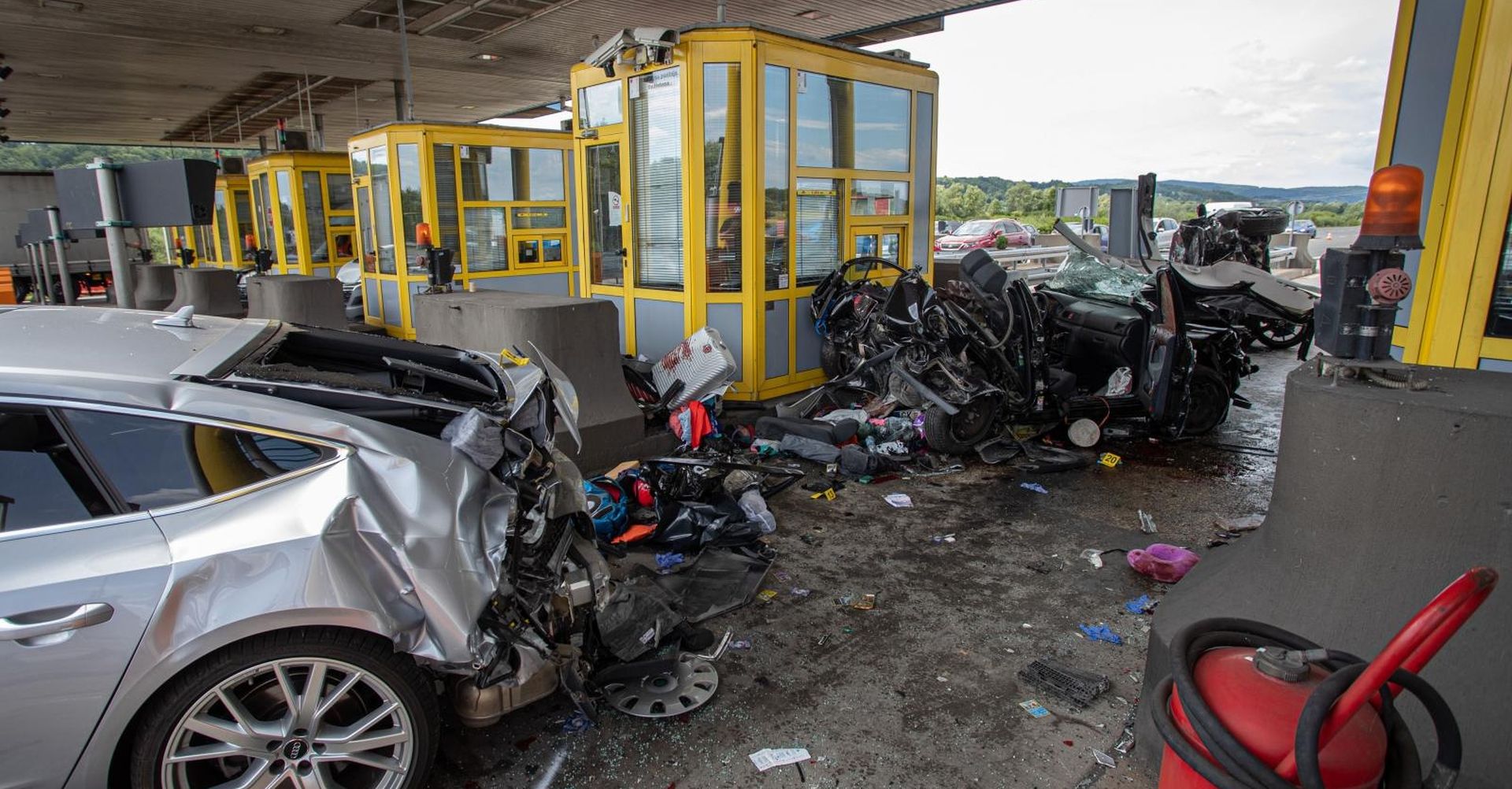 11.07.2019., Sveta Helena - U teskoj prometnoj nestreci na naplatnim kucicama Sveta Helena sudjelovala su tri vozila. Unesrecene je odvezla hitna pomoc, a policija provodi ocevid.
Photo: Davor Puklavec/PIXSELL