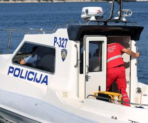 Šibenik: Suradnja pomorske policije i hitne pomoći 12.08.2018., Sibenik - U ljetnoj sezoni suradnja izmedju policije i hitne medicinske pomoci dolazi do pravog izrazaja. Hitna pomoc spasava zivote i pruza pomoc na otocima uz pomoc policijskog glisera. 
Photo: Dusko Jaramaz/PIXSELL