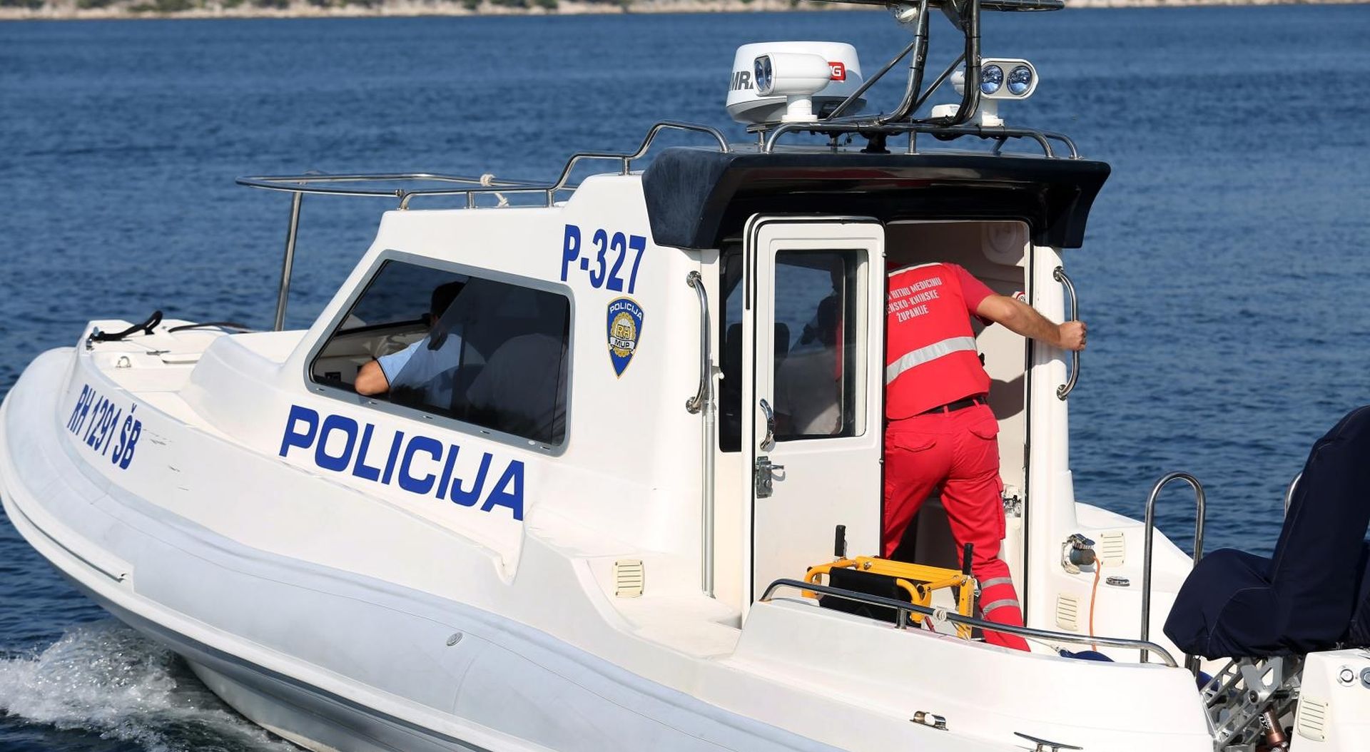 Šibenik: Suradnja pomorske policije i hitne pomoći 12.08.2018., Sibenik - U ljetnoj sezoni suradnja izmedju policije i hitne medicinske pomoci dolazi do pravog izrazaja. Hitna pomoc spasava zivote i pruza pomoc na otocima uz pomoc policijskog glisera. 
Photo: Dusko Jaramaz/PIXSELL
