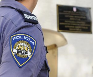 13.10.2013., Biskupija - Dok su nepoznati pocinitelji nocas skinuli tablu s natpisom na cirilici na mjesnom odboru Kosovo u Opcini Biskupija, policija cuva ostale cirilicne table u istoj Opcini.
Photo: Hrvoje Jelavic/PIXSELL