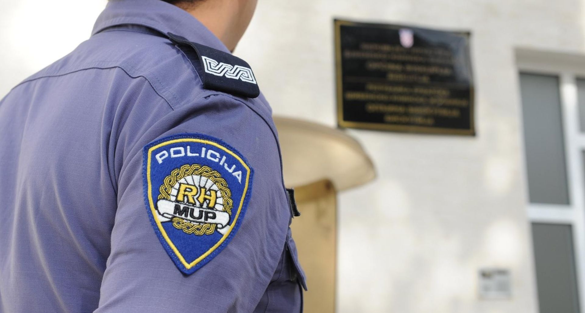 13.10.2013., Biskupija - Dok su nepoznati pocinitelji nocas skinuli tablu s natpisom na cirilici na mjesnom odboru Kosovo u Opcini Biskupija, policija cuva ostale cirilicne table u istoj Opcini.
Photo: Hrvoje Jelavic/PIXSELL