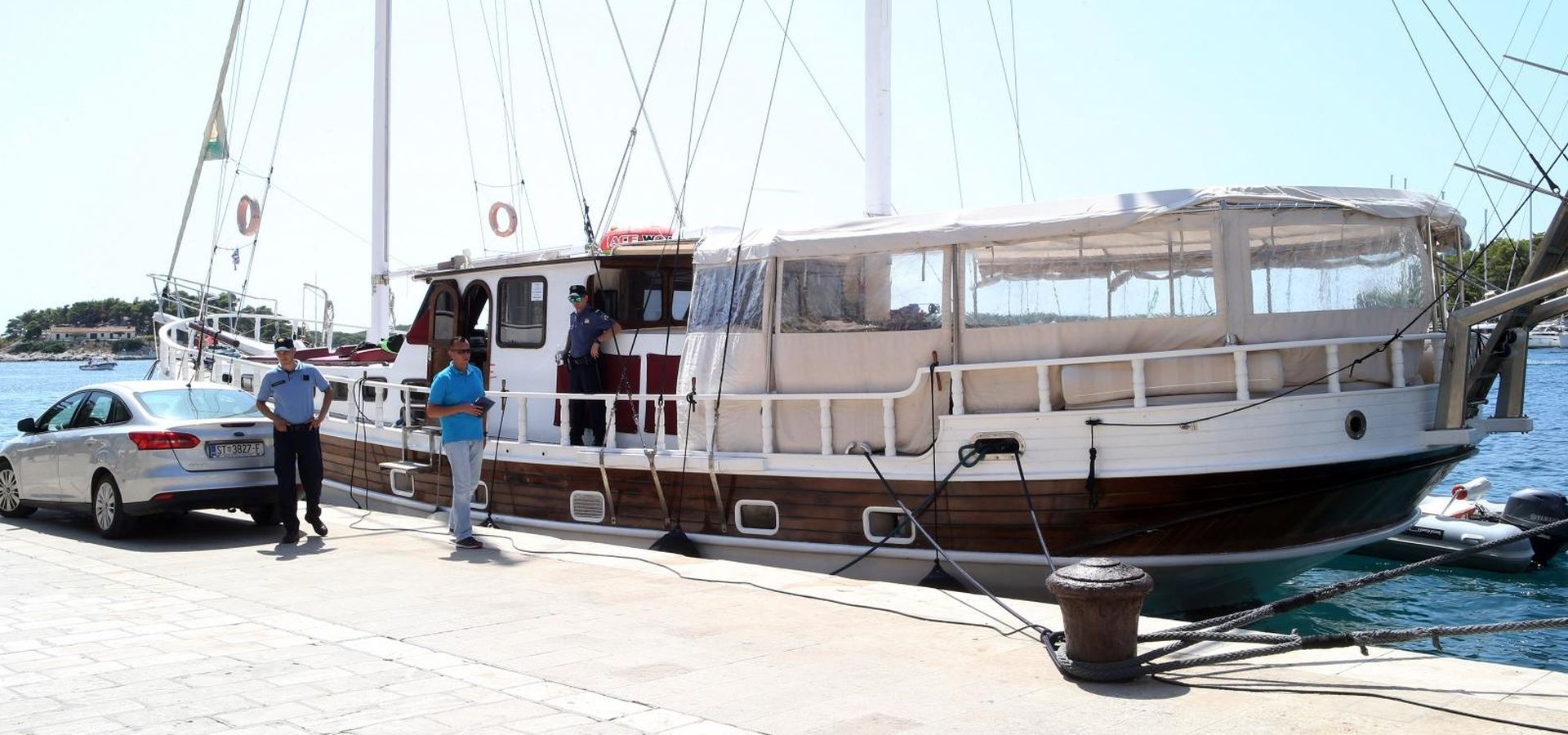 14.08.2019., Hvar - Policijski ocevid na jedrenjaku Atlantia na kojemu je doslo do smrti 57-godisnjeg talijanskog turista i teskog trovanja jos petero osoba. 
Photo: Ivo Cagalj/PIXSELL