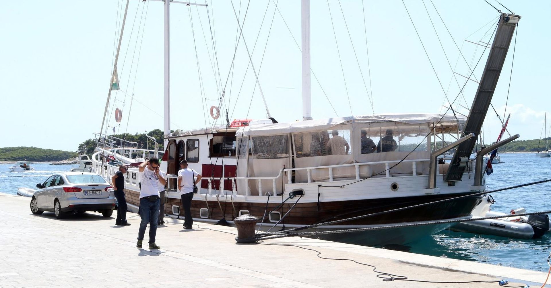 14.08.2019., Hvar - Policijski ocevid na jedrenjaku Atlantia na kojemu je doslo do smrti 57-godisnjeg talijanskog turista i teskog trovanja jos petero osoba. 
Photo: Ivo Cagalj/PIXSELL