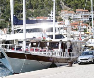 14.08.2019., Hvar - Policijski ocevid na jedrenjaku Atlantia na kojemu je doslo do smrti 57-godisnjeg talijanskog turista i teskog trovanja jos petero osoba. Photo: Ivo Cagalj/PIXSELL
