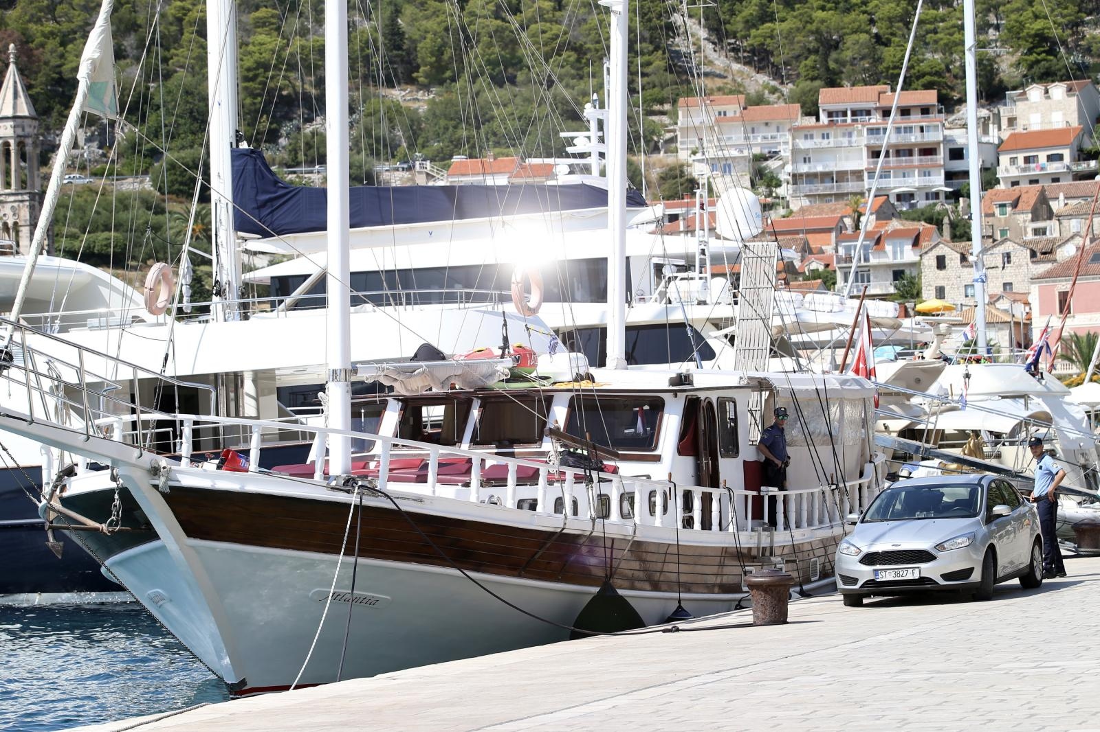 14.08.2019., Hvar - Policijski ocevid na jedrenjaku Atlantia na kojemu je doslo do smrti 57-godisnjeg talijanskog turista i teskog trovanja jos petero osoba. Photo: Ivo Cagalj/PIXSELL