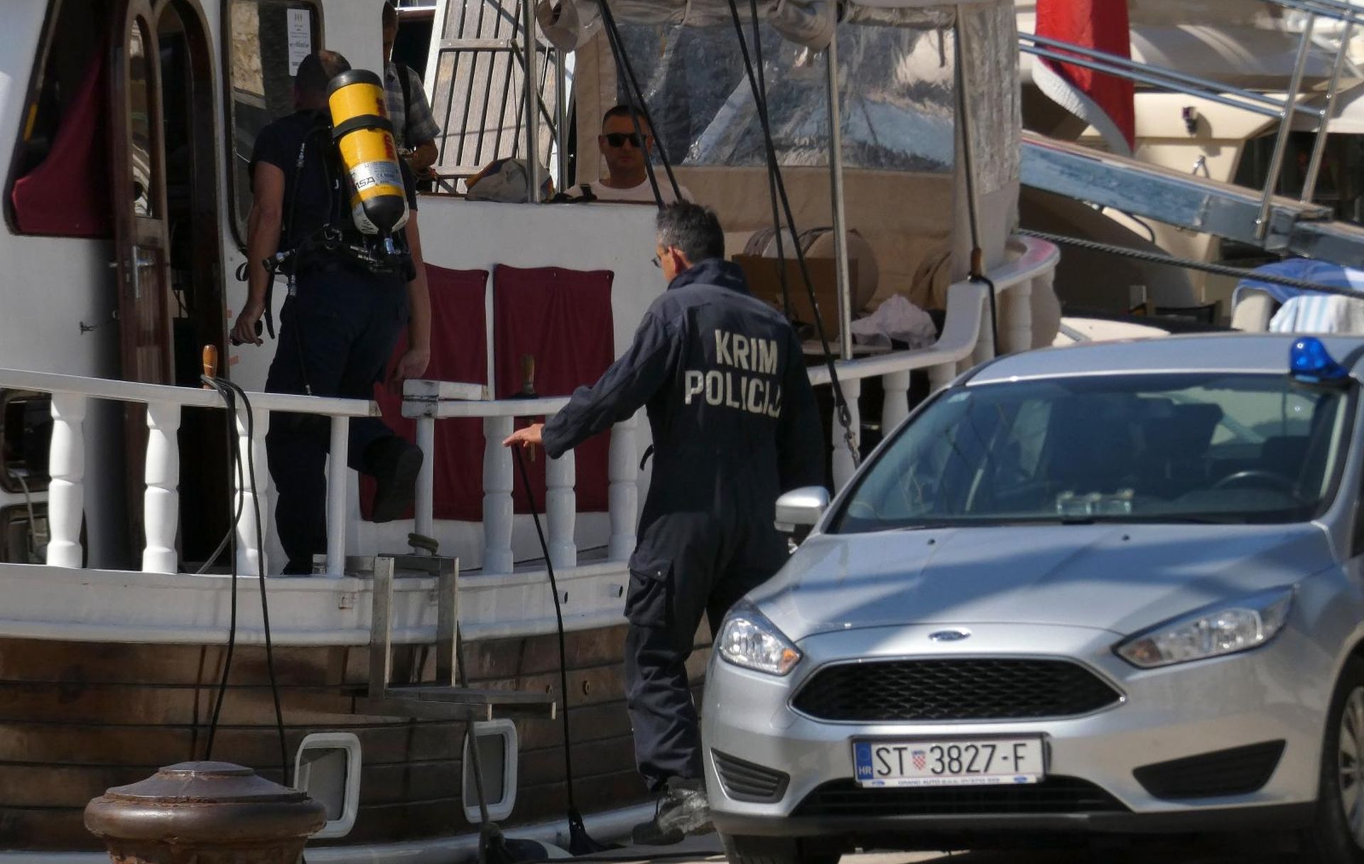 14.08.2019., Hvar - Policijski ocevid na jedrenjaku Atlantia na kojemu je doslo do smrti 57-godisnjeg talijanskog turista i teskog trovanja jos petero osoba. Mjerenje koncentracije plina na brodu. 
Photo: Ivo Cagalj/PIXSELL