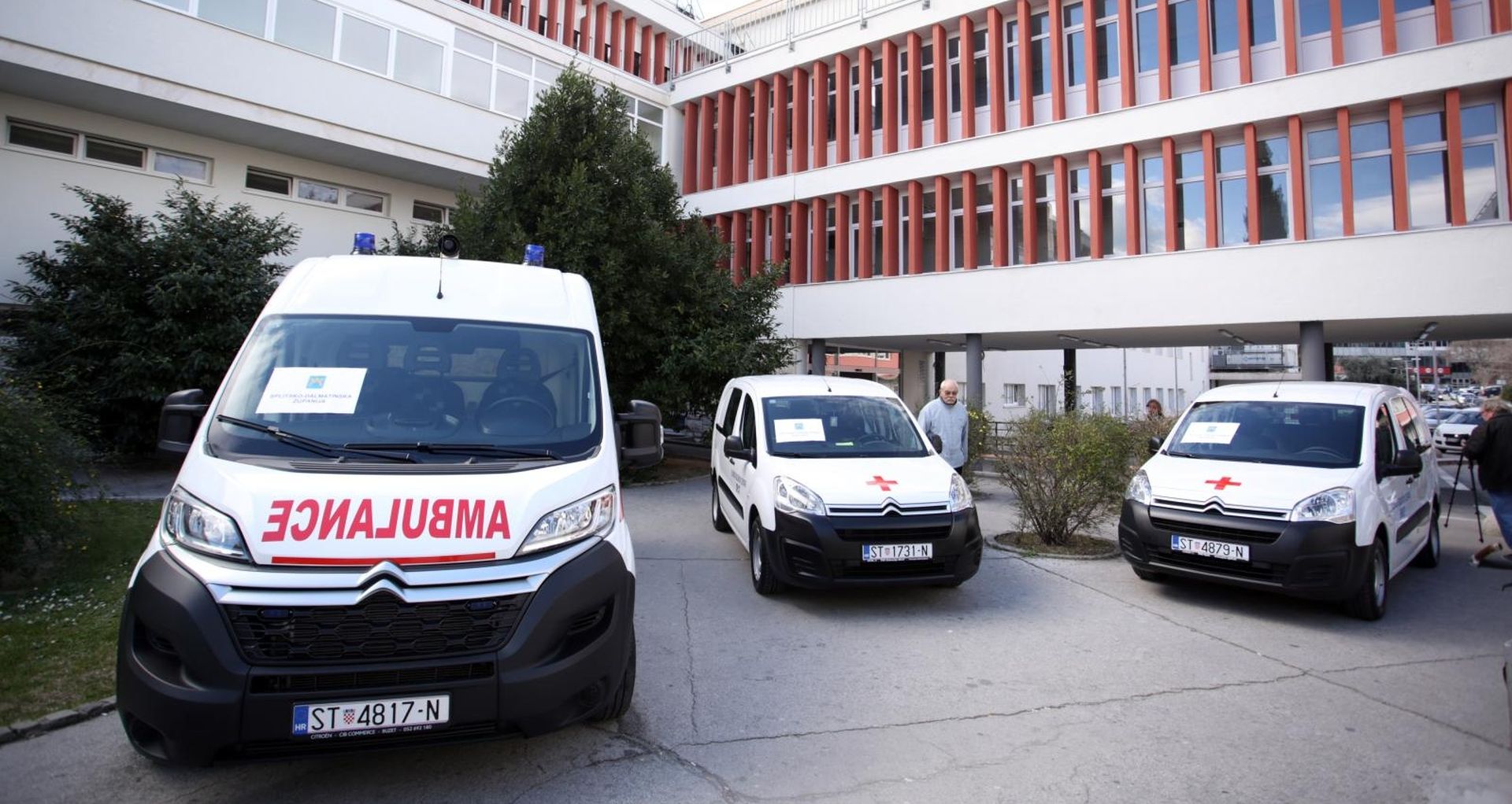 15.02.2019., Split - Splitsko-dalmatinski zupan Blazenko Boban urucio je kljuceve 3 vozila ravnatelju KBC Split dr.sc. Juliju Mestrovicu. 
Photo: Miranda Cikotic/PIXSELL