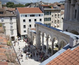 16.07.2015., Split - Vestibul je bio ulazna dvorana u Dioklecijanov stan. To je prostor za odabrane gradjane, prvenstveno veleposlanike. Kruzni prostor sa zaobljenim stropom svojom visinom i impresivnoscu trebao je pripremiti posjetitelje za susret s vladarom. Izvana izgleda kao velika kocka, a unutra je kruzna dvorana  koja je bila ukrasena mramornim plocama. Na vrhu se nalazila kupola s mozaikom, a u nisama su bile skulpture. Pogled na Peristil s terase Etnografskog muzeja.
Photo: Davor Puklavec/PIXSELL