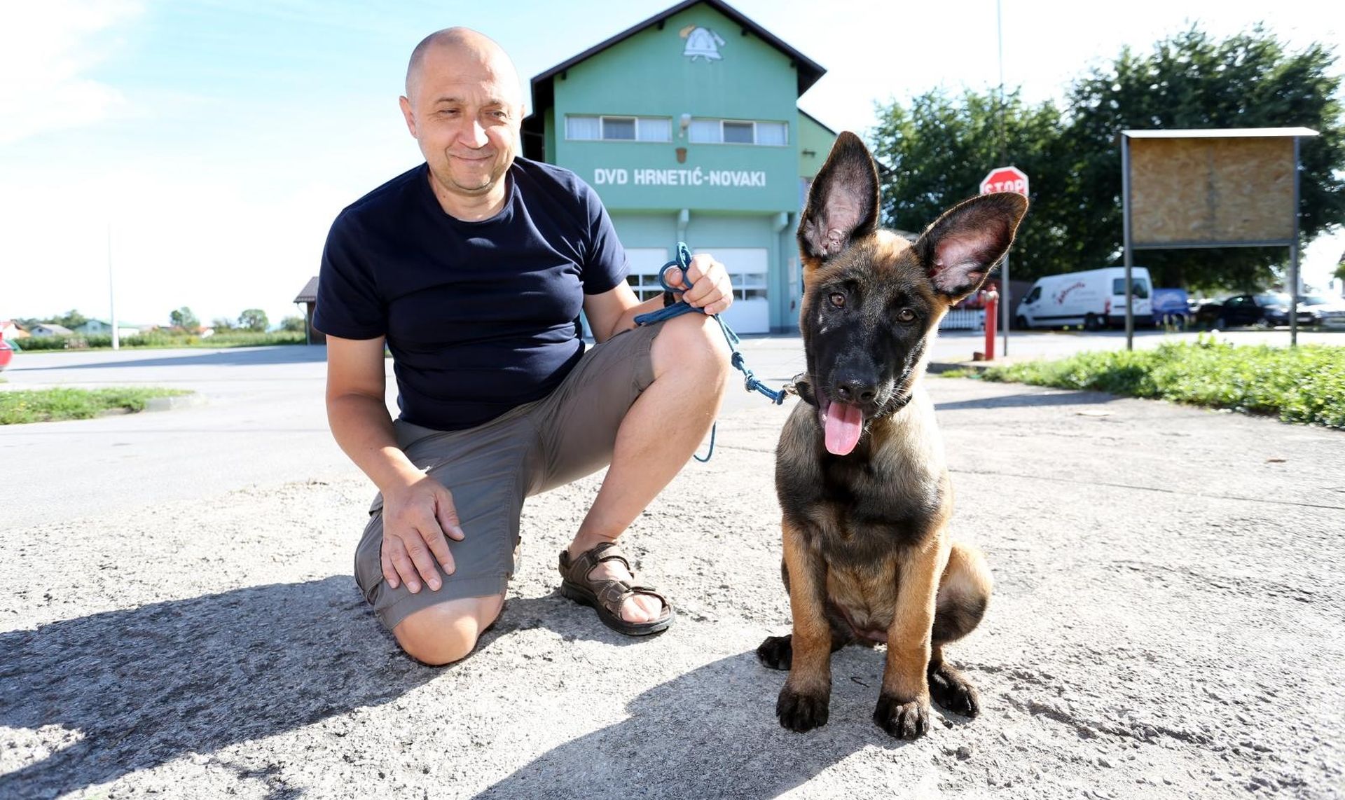 17.08.2019., Karlovac - Nakon tragicnog uginuca potraznog psa DVD-a Karlovac njemackog ovcara Rexa, dobili su kujicu Foxy. Dvoipolmjesecna kujica belgijskog ovcara poklon je obitelji Vidovic iz Pokupskog. Vlasnik Dejan Ranitovic ne skriva odusevljenje psom koji ce biti obucen za potraznog psa.
Photo: Kristina Stedul Fabac/PIXSELL