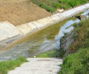 Slavonski Brod:  Radovi na uređenju korita Glogovice 17.09.2018., Slavonski Brod -   Radovi na uredjenju korita Glogovice, na dijelu kanala od mosta u Naselju A. Hebranga prema uscu u rijeku Savu. Sanacijom i poplocavanjem zidova stabilizirat ce se korito, sprjeciti erozija dna i obala, te za slucaj velikih voda i poplava povecati protocnost tog za Slavonski Brod vaznog vodotoka, koji je izkopan jos davne 1812. godine i uz kanal Mrsunju glavni je dio regulacijskog sustava odvodnje oborinskih voda s brdskog podrucja Brodskog Vinogorja i sire, te stiti grad od brdskih bujicnih poplava.
Photo: Ivica Galovic/ PIXSELL