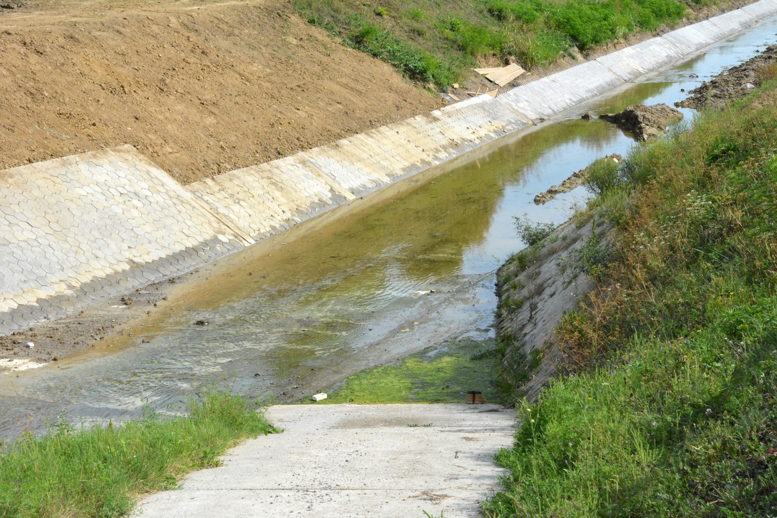 Slavonski Brod:  Radovi na uređenju korita Glogovice 17.09.2018., Slavonski Brod -   Radovi na uredjenju korita Glogovice, na dijelu kanala od mosta u Naselju A. Hebranga prema uscu u rijeku Savu. Sanacijom i poplocavanjem zidova stabilizirat ce se korito, sprjeciti erozija dna i obala, te za slucaj velikih voda i poplava povecati protocnost tog za Slavonski Brod vaznog vodotoka, koji je izkopan jos davne 1812. godine i uz kanal Mrsunju glavni je dio regulacijskog sustava odvodnje oborinskih voda s brdskog podrucja Brodskog Vinogorja i sire, te stiti grad od brdskih bujicnih poplava.
Photo: Ivica Galovic/ PIXSELL