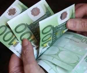 18.03.2015., Sibenik - Trzisni analiticari procjenjuju da ce vrijednost eura i americkog dolara uskoro biti izjednacena te da bi europska valuta mogla dodatno oslabjeti.
Photo: Dusko Jaramaz/PIXSELL