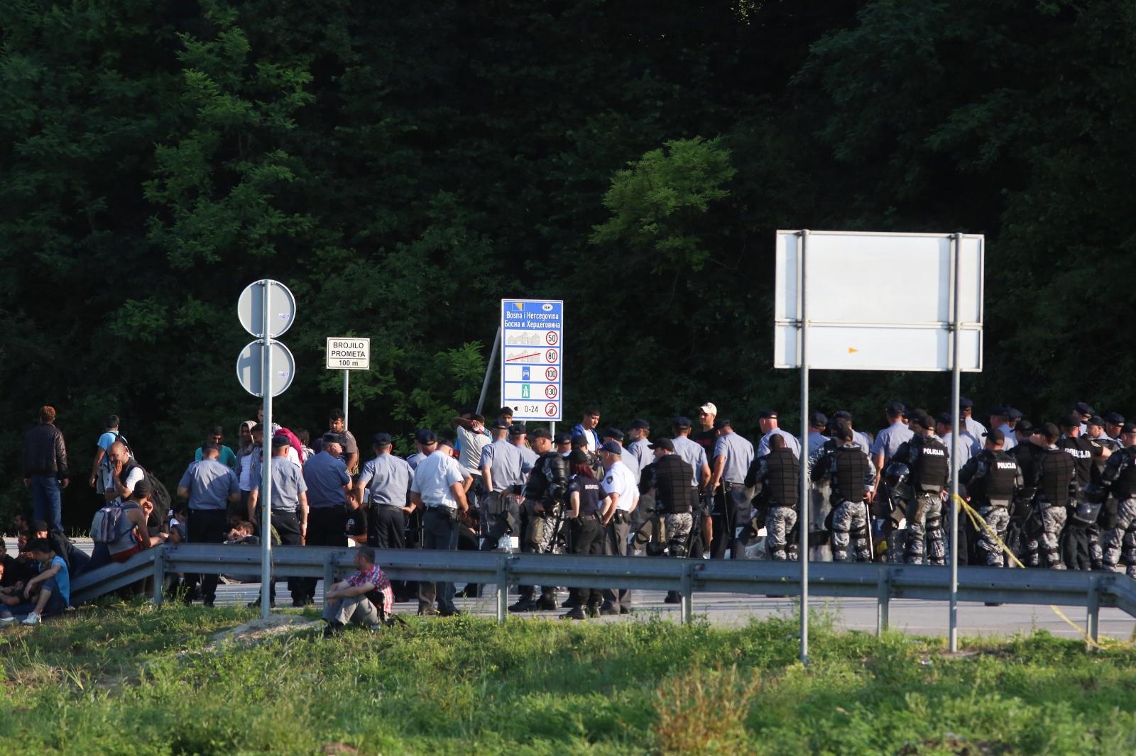18.06.2018.,  Velika Kladusa - Migranti cekaju na granicnom prijelazu Velika Kladusa - Maljevac gdje su stigli iz Velike Kladuse u BiH jer ih hrvatska policija ne pusta preko granice.
Photo: Matija Habljak/PIXSELL