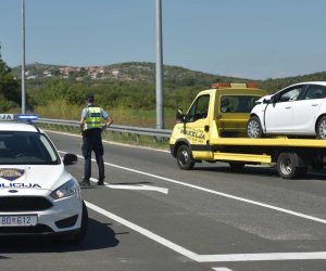 19.08.2019., Stankovci -  U prometnoj nesreci izmedju dva automobila i kamiona kod poslovne zone Stankovci jedna je osoba smrtno stradala. Photo: Dino Stanin/PIXSELL