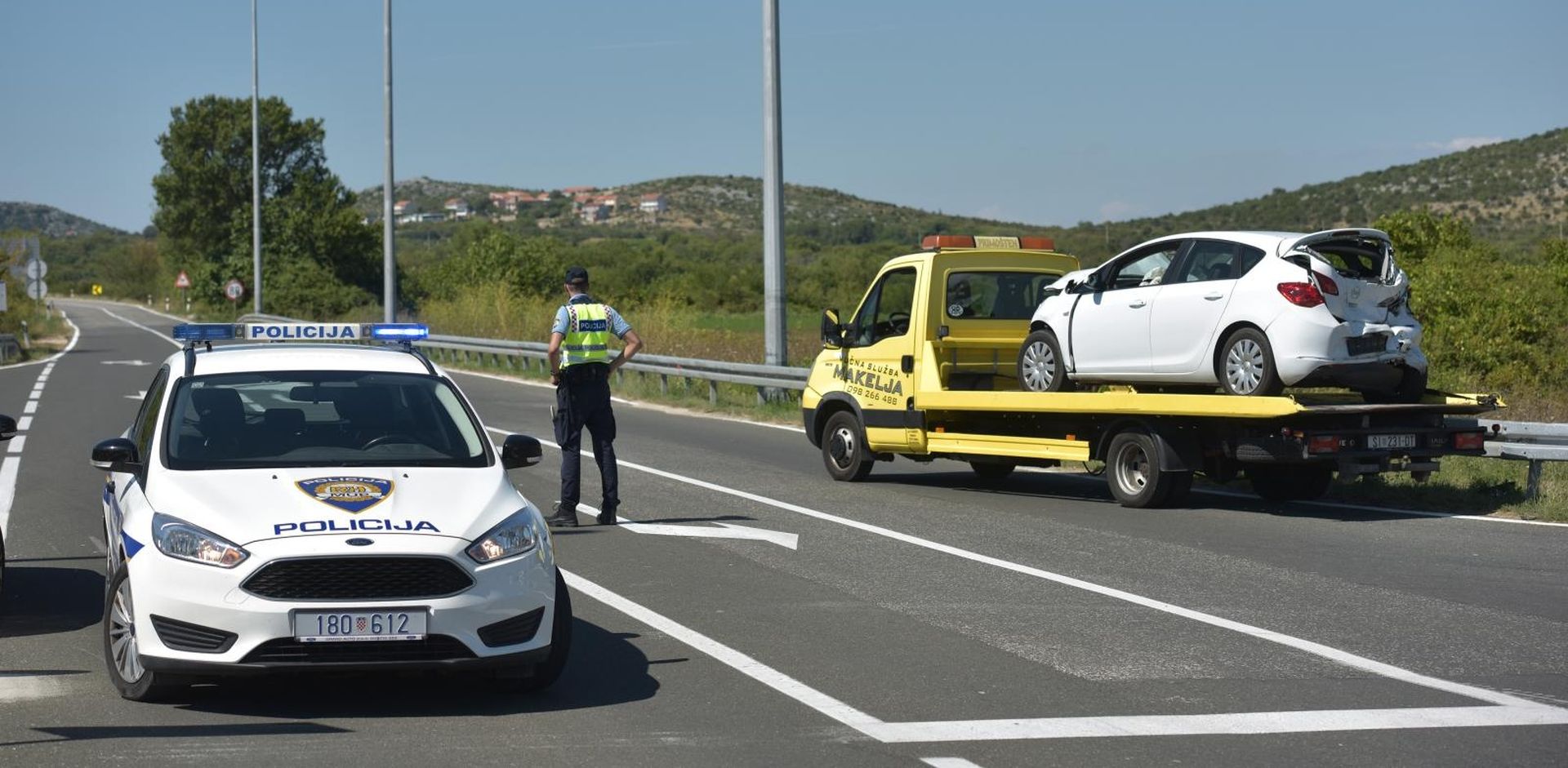 19.08.2019., Stankovci -  U prometnoj nesreci izmedju dva automobila i kamiona kod poslovne zone Stankovci jedna je osoba smrtno stradala. Photo: Dino Stanin/PIXSELL