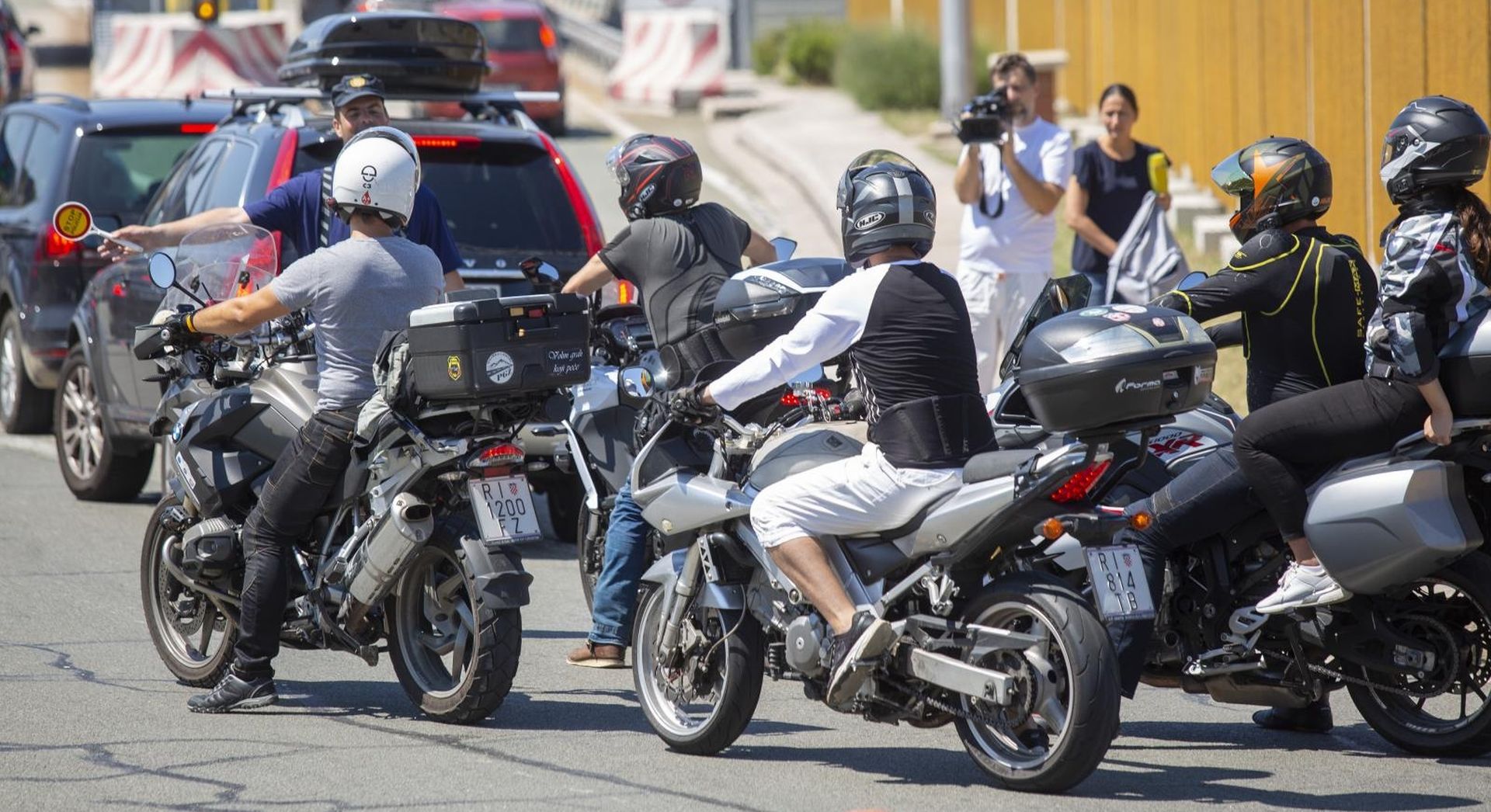 20.07.2019., Krcki Most - Prosvjed motociklista na Krckom mostu zbog naplate mostarine. Motociklisti sitnisem placali most stvorivsi jos vecu guzvu. 
Photo: Nel Pavletic/PIXSELL