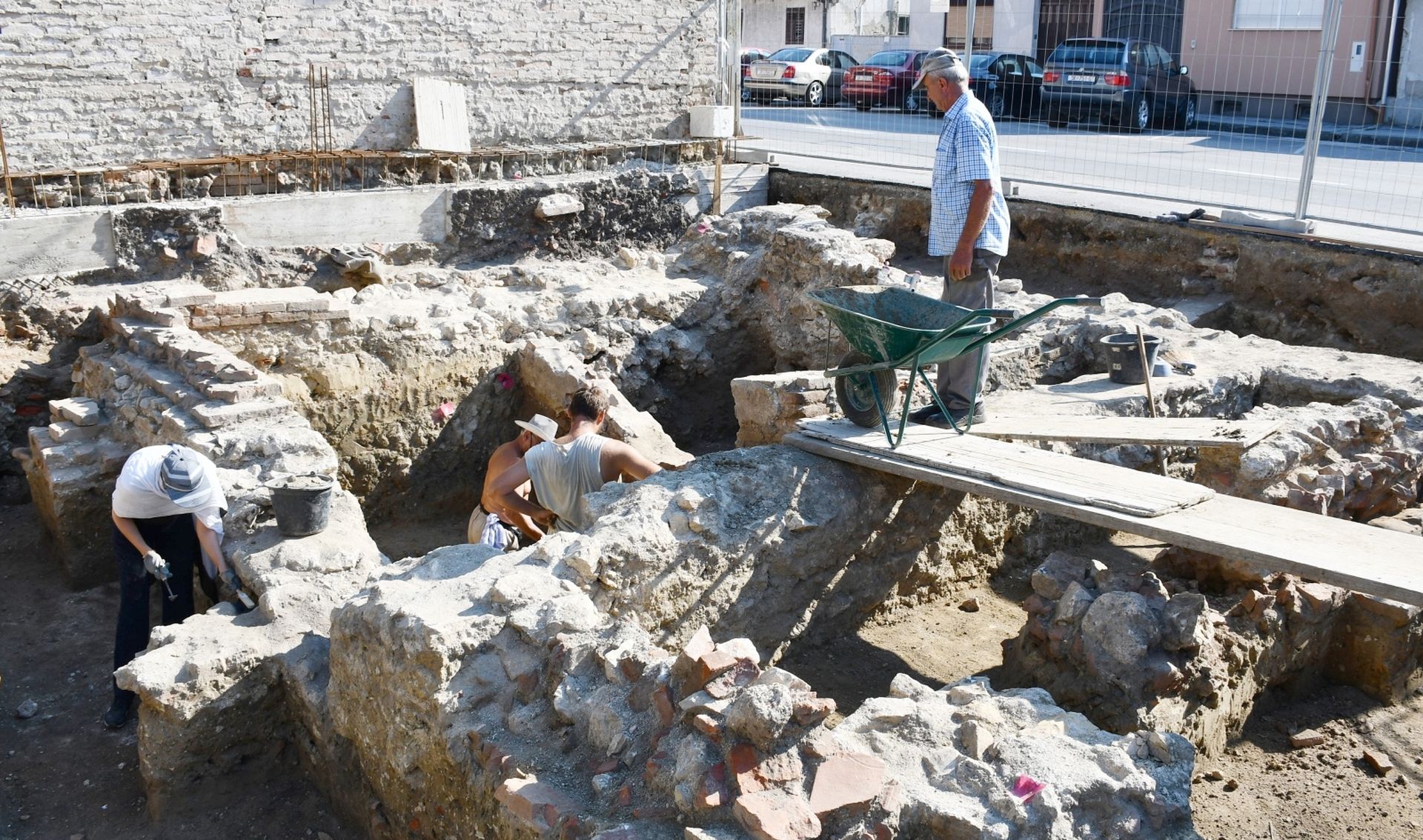 20.08.2019., Sisak - Nakon tri tjedna arheolozi sisackog Gradskog muzeja zavrsili su s arheoloskim radovima na gradilistu stambene zgrade u Starcevicevoj ulici. Prema rijecima kustosice Gradskog muzeja Rosane Skrgulja radi se o ostacima stambene zgrade smjestenim unutar zidina rimske Siscije, a pronadjeni nalazi grncarije, staklenih i metalnih predmeta biti ce uskoro predstavljeni javnosti. Photo: Nikola Cutuk/PIXSELL