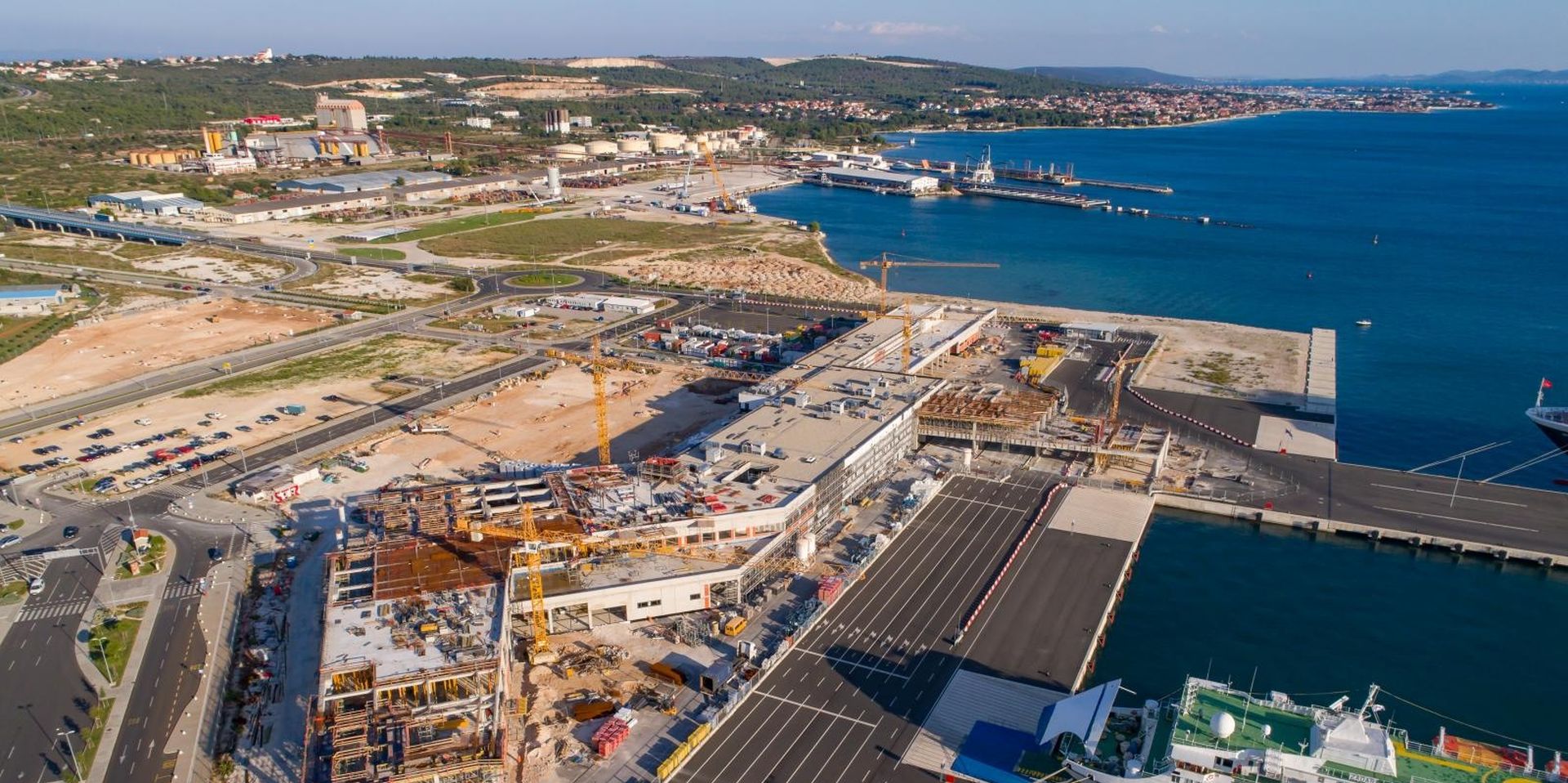 20.10.2017., Zadar - U luci Gazenica u tijeku su radovi na izgradnji novog putnickog terminala. Iako su trebali biti gotovi do kraja godine, zavrsetak radova pomaknut je na kraj Sijecnja. 
Photo: Dino Stanin/PIXSELL