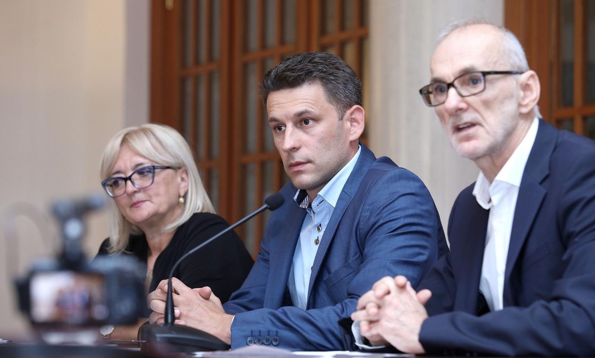 21.08.2019., Zagreb - U Saboru je odrzana konferencija za medije Kluba zastupnika Mosta nezavisnih lista na kojoj su o temi: "Predsjednik Hrvatskog sabora ne saziva izvanrednu sjednicu za opoziv Kujundzica, a ustavni suci su na strani vecine" govorili zastupnici Bozo Petrov, Ines Strenja i Robert Podolnjak. Photo: Patrik Macek/PIXSELL