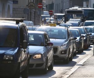 22.08.2019., Split - Zbog kvara autobusa na izlazu iz gradske luke nastale su velike guzve. Nakon preusmjeravanja prometa malo poslije 8 sati promet se polako normalizirao. Photo: Ivo Cagalj/PIXSELL