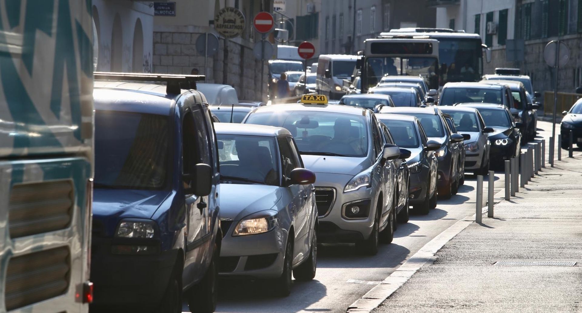 22.08.2019., Split - Zbog kvara autobusa na izlazu iz gradske luke nastale su velike guzve. Nakon preusmjeravanja prometa malo poslije 8 sati promet se polako normalizirao. Photo: Ivo Cagalj/PIXSELL