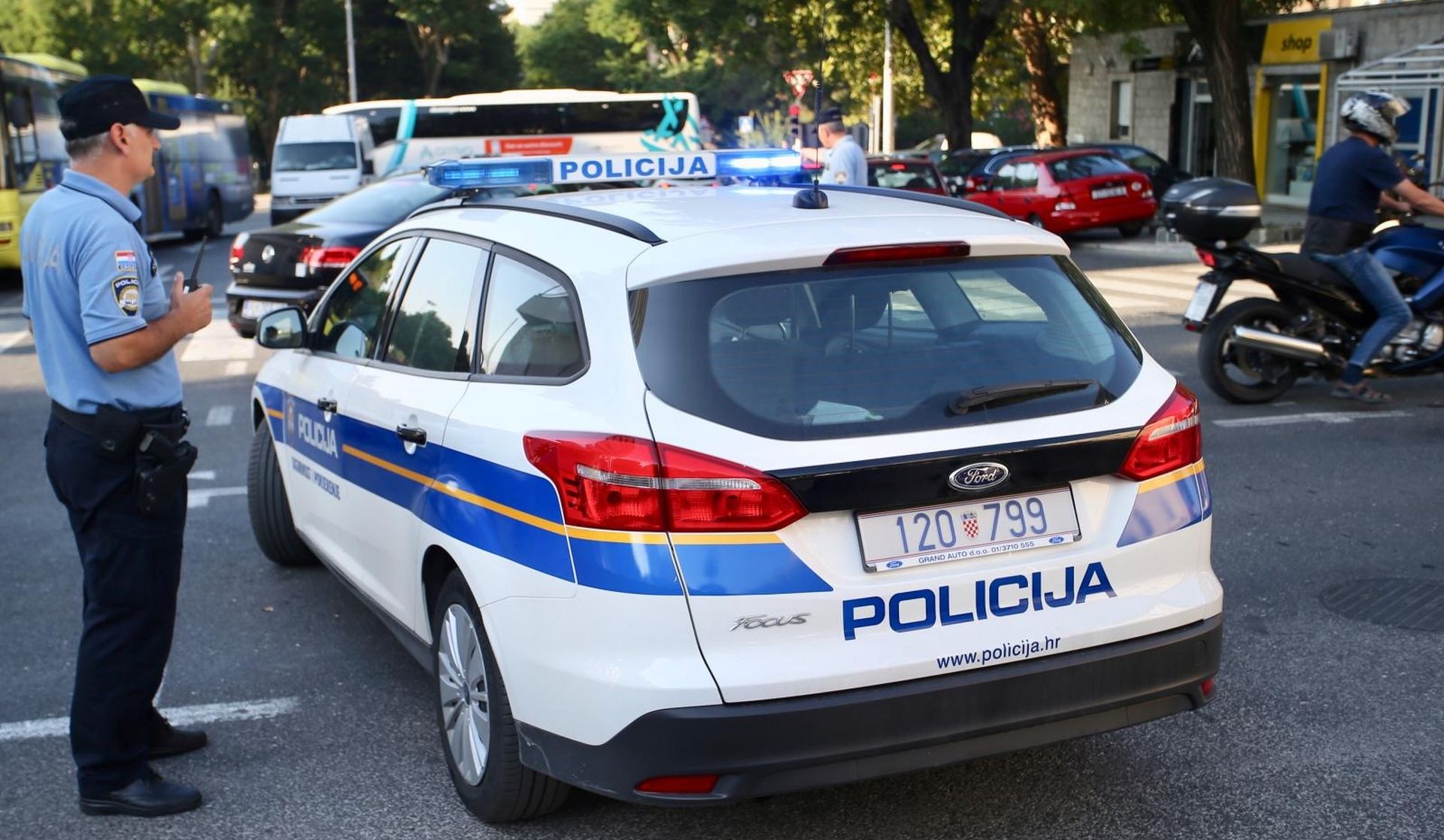 22.08.2019., Split - Zbog kvara autobusa na izlazu iz gradske luke nastale su velike guzve. Nakon preusmjeravanja prometa malo poslije 8 sati promet se polako normalizirao. Photo: Ivo Cagalj/PIXSELL