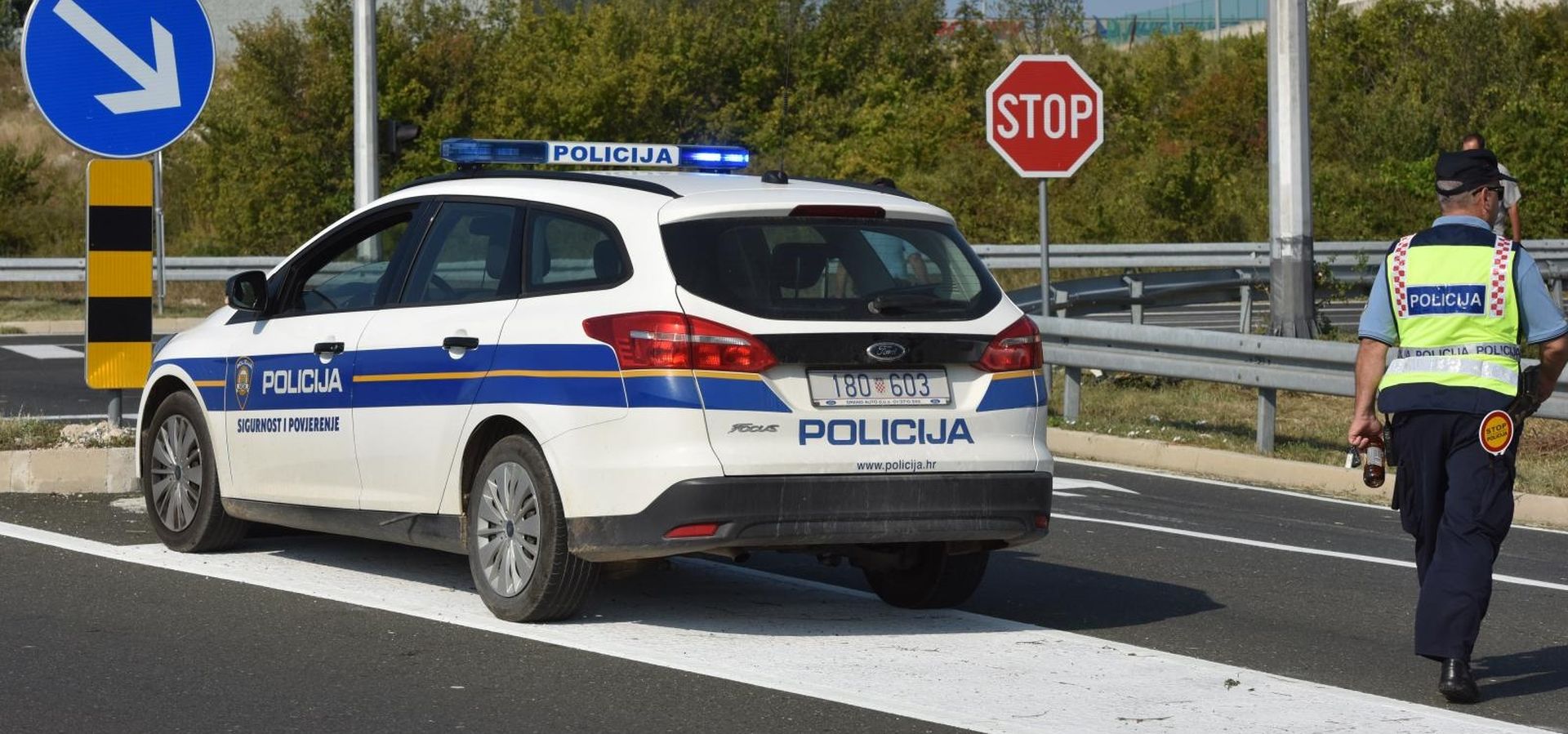 22.08.2019., Stankovci - Zbog ucestalih nesreca na raskrizju ceste kod Stankovaca organiziran je 10 minutni mirni prosvjed. Photo: Hrvoje Jelavic/PIXSELL