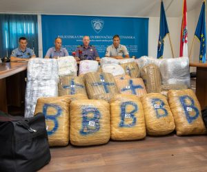 23.08.2019., PU Dubrovacko Neretvanska, Dubrovnik - Veca kolicina marihuane, tocnije 341,8 kilograma, zaplijeljena je na Granicnom prijelazu Karasovici. Photo: Grgo Jelavic/PIXSELL