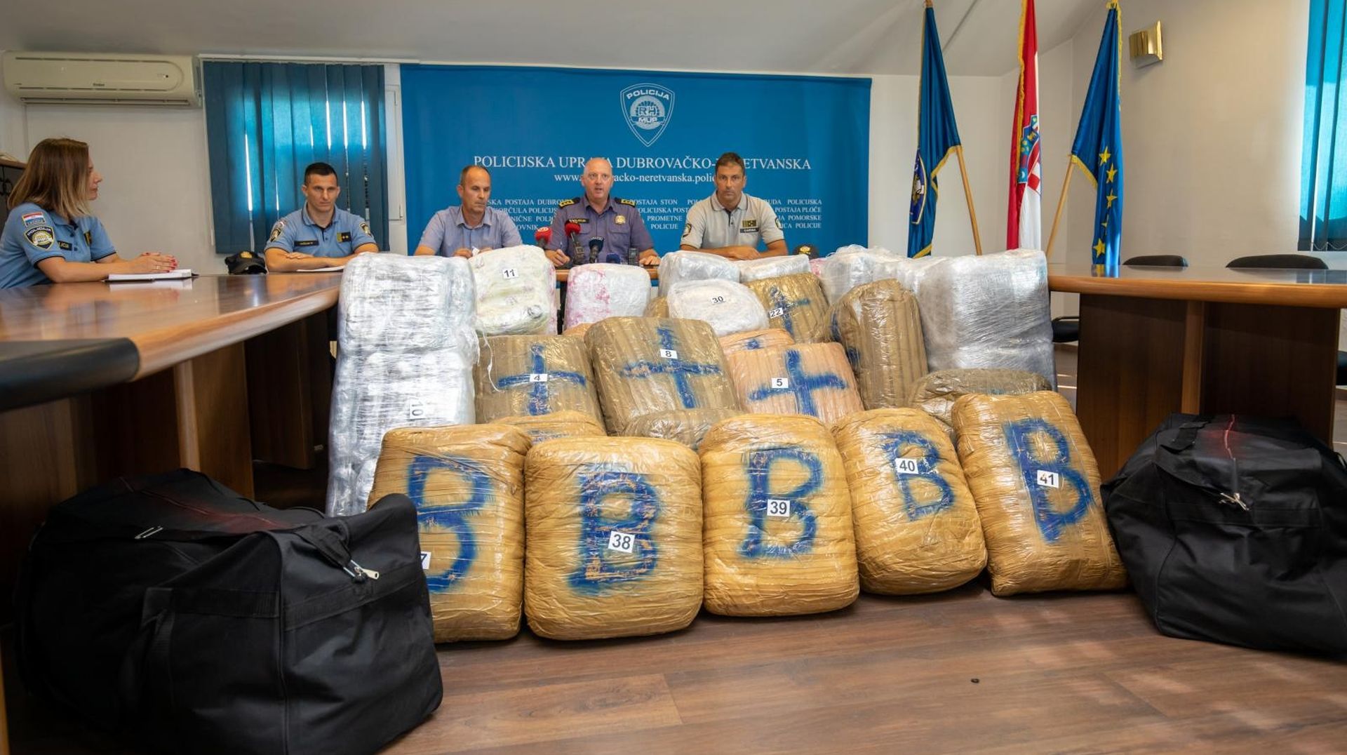 23.08.2019., PU Dubrovacko Neretvanska, Dubrovnik - Veca kolicina marihuane, tocnije 341,8 kilograma, zaplijeljena je na Granicnom prijelazu Karasovici. Photo: Grgo Jelavic/PIXSELL
