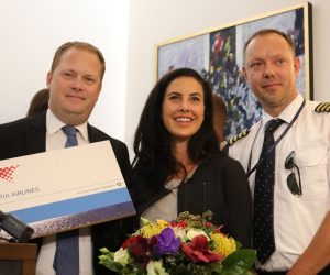 23.08.2109., Zracna luka Dubrovnik, Konavle - U Zracnu luku Dubrovnik je tocno u 12,00 sati na letu Croatia Airlinesa broj OU 4467 iz Züricha stigla dvomilijunta putnica Amanda Lynn Lowe koja je stigla iz americke savezne drzave Kalifornije.
Photo: Grgo Jelavic/PIXSELL