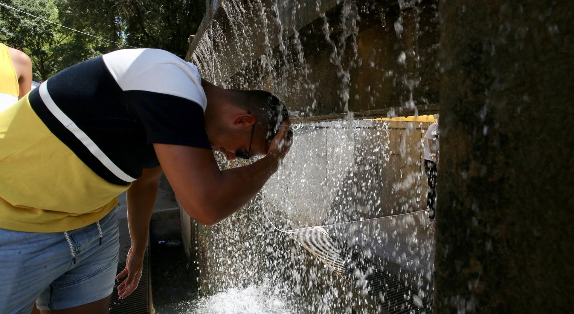 24.07.2019., Split - Dolaskom novog toplinskog vala Splicani i turisti osim na plazama traze osvjezenje u hladu i na fontanama. Photo: Ivo Cagalj/PIXSELL