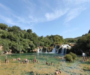 25.08.2017., Skradinski Buk - Mnostvo domacih i stranih gostiju nakon obilaska NP Krke i slapova Krke potrazi osvjezenje upravo u rijeci Krki. 
Photo: Dusko Jaramaz/PIXSELL