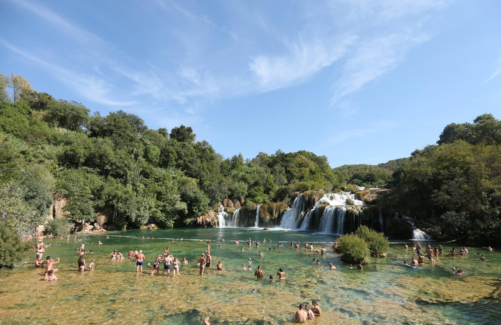 25.08.2017., Skradinski Buk - Mnostvo domacih i stranih gostiju nakon obilaska NP Krke i slapova Krke potrazi osvjezenje upravo u rijeci Krki. 
Photo: Dusko Jaramaz/PIXSELL