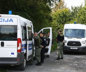 25.08.2019., Slatina Posavska - Kombi s 11 migranata sletio je u rijeku Kupu. Vozac je pobjegao a osim jedne migrantice koja je podlegla ozlijedama svi ostali su spaseni.

Photo: Nikola Cutuk/PIXSELL