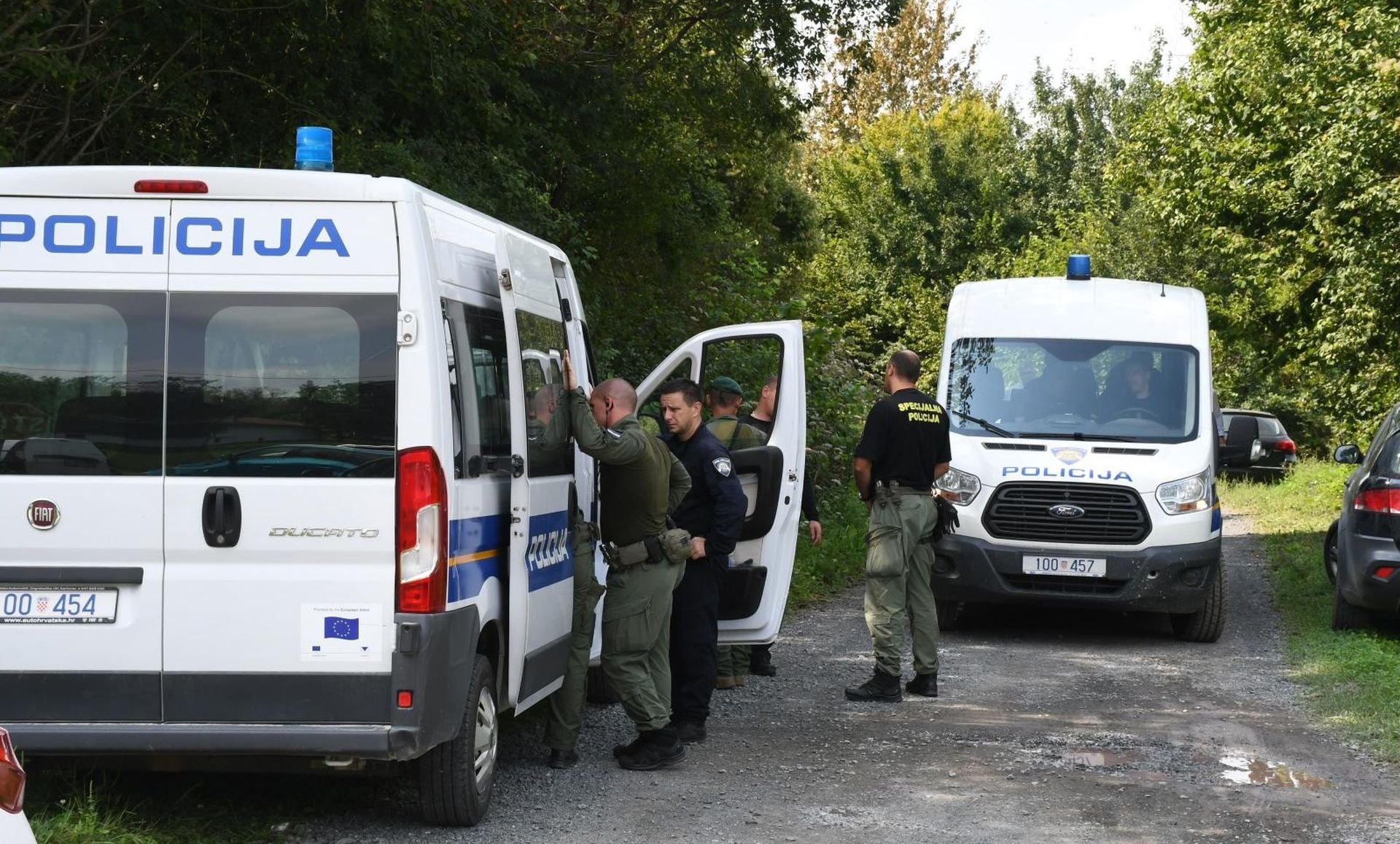 25.08.2019., Slatina Posavska - Kombi s 11 migranata sletio je u rijeku Kupu. Vozac je pobjegao a osim jedne migrantice koja je podlegla ozlijedama svi ostali su spaseni.

Photo: Nikola Cutuk/PIXSELL
