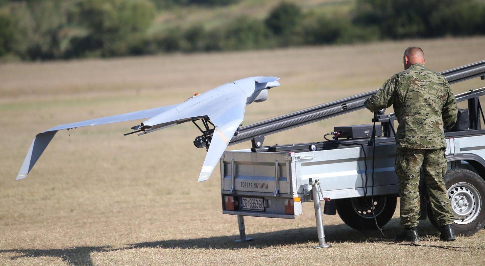 27.08.2019., Sinj-  U sklopu protupozarne sezone na sinjskom sportskom aerodromu odrzana prezentacija koristenja bespilotnih letjelica u protupozarnom izvidjanju. Okupljenim predstavnicima medija  sustav "Orbiter 3" predstavio je bojnik Bozo Kriletic. Photo: Ivo Cagalj/PIXSELL