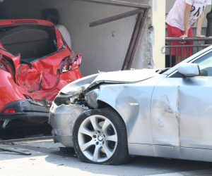 27.08.2019., Sisak - Zbog neprilagodjene brzine vozacica BMW-a u Sipusevoj ulici izgubila je kontrolu nad vozilom i udarila u grazu u kojoj je, probivsi vrata garaze, unistila parkiranu Mazdu.
Photo: Nikola Cutuk/PIXSELL