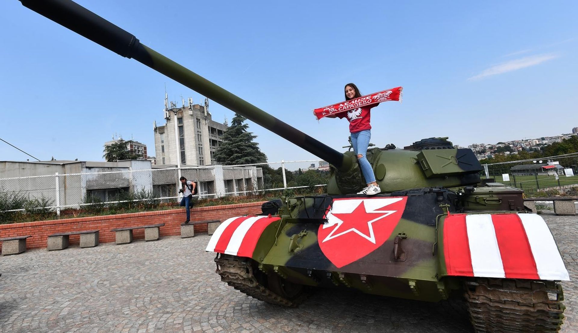27.08.2019., Beograd, Srbija - Stari JNA tenk T-55 postavljen jucer ispred stadiona Rajko Mitic danas je obojan u crveno-bijele boje Crvene zvezde. Tenk T-55 iz vremena rata s pocetka devedesetih, nije u funkciji i iz njega je sve izvadjeno i zavareno. Photo: Srdjan Ilic/PIXSELL