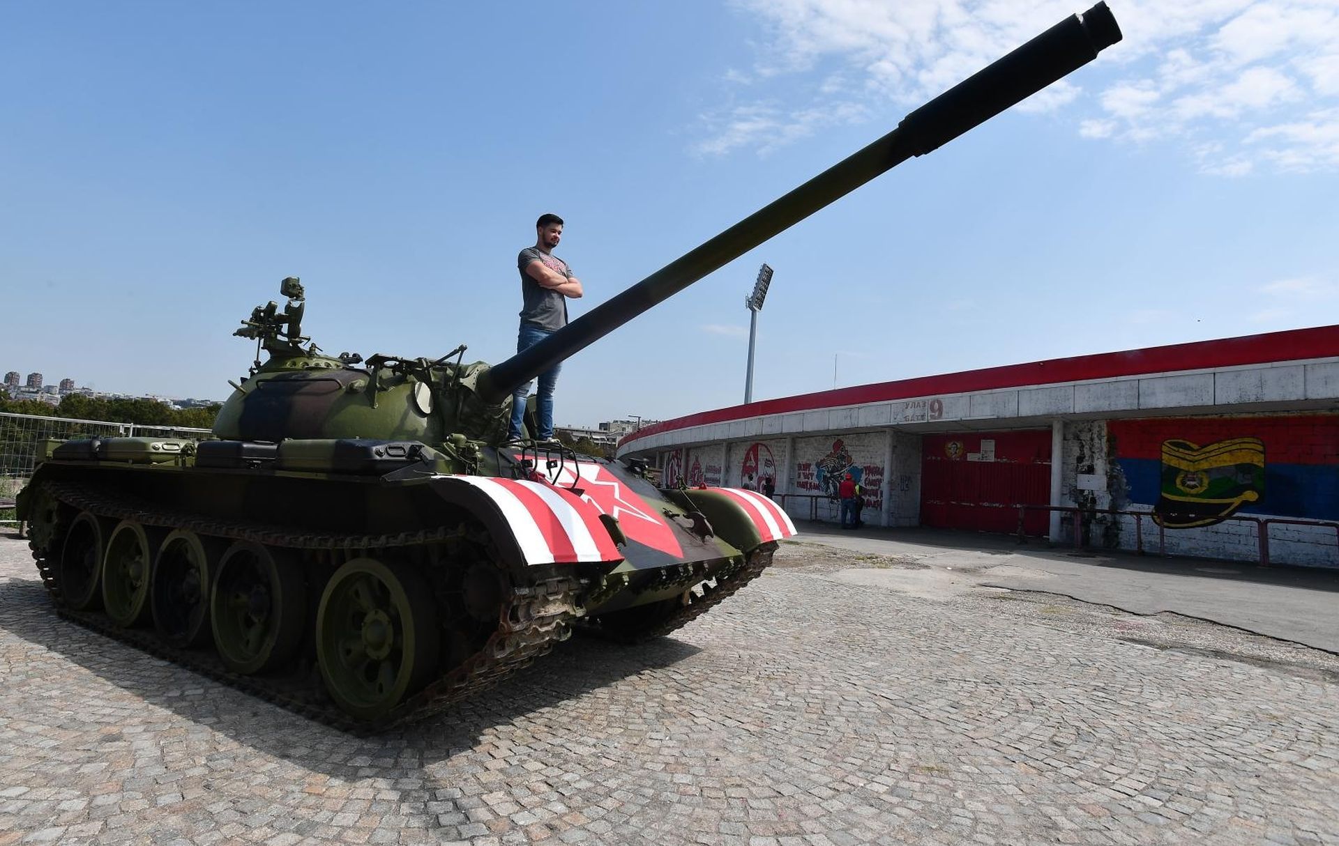 27.08.2019., Beograd, Srbija - Stari JNA tenk T-55 postavljen jucer ispred stadiona Rajko Mitic danas je obojan u crveno-bijele boje Crvene zvezde. Tenk T-55 iz vremena rata s pocetka devedesetih, nije u funkciji i iz njega je sve izvadjeno i zavareno. Photo: Srdjan Ilic/PIXSELL