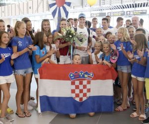 27.08.2019., Split - Docek Franka Grgica, dvostrukog svjetskog juniorskog prvaka u plivanju, u Zracnoj luci Split. 16-godisnji Franko osvojio je zlatnu medalju na 800 metara slobodnim stilom i na 1500 metara slobodnim stilom oborivsi pritom svjetski juniorski rekord. Photo: Ivo Cagalj/PIXSELL