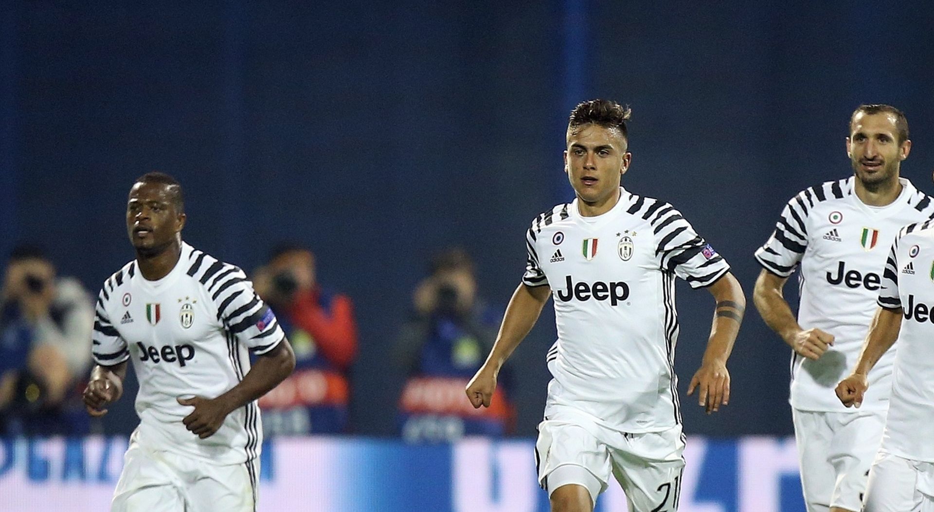 27.09.2016., stadion Maksimir, Zagreb - Liga prvaka, skupina H, 2. kolo, GNK Dinamo - Juventus FC. Paulo Dybala, Hernanes.
Photo: Goran Stanzl/PIXSELL