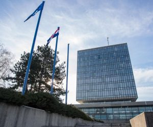 30.01.2018., Zagreb - Interijer i eksterijer zgrade popularno zvane Kockica. Kockica, znana i pod imenom Zgrada ministarstava, samostojna je visekatnica izgradjena 1968. godine u Zagrebu za sjediste centralnih komiteta Saveza komunista Hrvatske i Saveza omladine Hrvatske te Glavnog odbora Socijalistickog saveza radnog naroda Hrvatske. Jos 1961. raspisan je bio natjecaj za projekt, na kojemu nije dodijeljena prva nagrada, nego dvije druge, od kojih je Ivo Vitic dobio - prvu drugu, a Boris Cipan i Petar Mulickovski iz Skopja drugu drugu nagradu. Izgradjena je na temelju Viticeva projekta, ali se realizacija oduzila zbog poplave Save 1964. godine. Zbog oblika nalik kocki, Zagrepcani su je spontano poceli nazivati Kockica, dok je sluzbeno ime bilo Zgrada drustveno-politickih organizacija. Umjetnicke intervencije u reprezentativnom dijelu zgrade - predvorje, konferencijska dvorana itd. koordinirao je Raul Goldoni, zaduzen i za staklo i za staklene elemente. Tapiseriju je radila Jagoda Buic, metalnu tapiseriju Dusan Dzamonja, metalne reljefe Stevan Luketic,a  mozaike Edo Murtic i Zlatko Prica. Danas su u zgradi smjesteni Ministarstvo pomorstva, prometa i infrastrukture i Ministarstvo turizma Republike Hrvatske. Zgrada je zasticena kao kulturno dobro Republike Hrvatske.
Photo: Davor Puklavec/PIXSELL