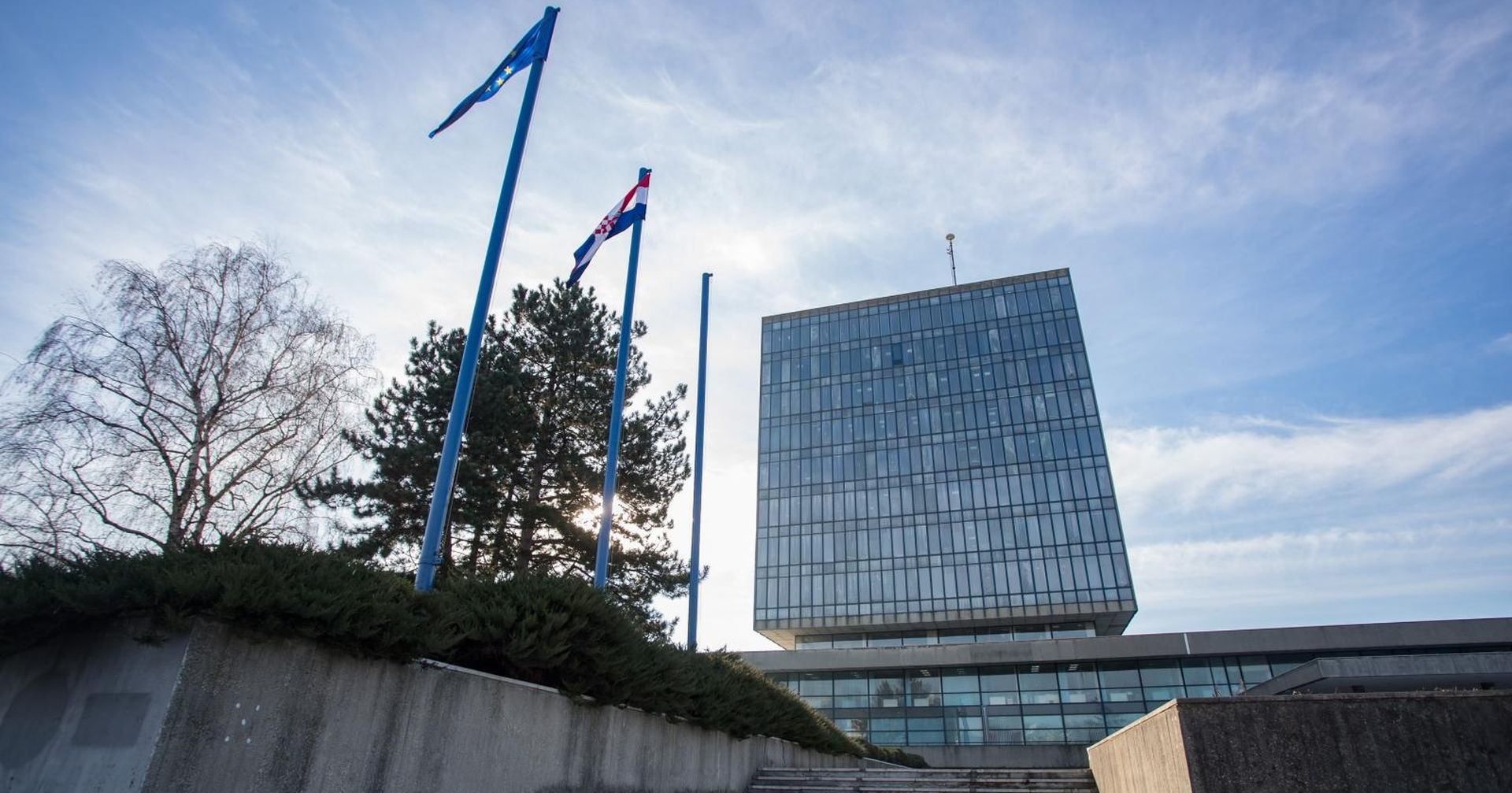 30.01.2018., Zagreb - Interijer i eksterijer zgrade popularno zvane Kockica. Kockica, znana i pod imenom Zgrada ministarstava, samostojna je visekatnica izgradjena 1968. godine u Zagrebu za sjediste centralnih komiteta Saveza komunista Hrvatske i Saveza omladine Hrvatske te Glavnog odbora Socijalistickog saveza radnog naroda Hrvatske. Jos 1961. raspisan je bio natjecaj za projekt, na kojemu nije dodijeljena prva nagrada, nego dvije druge, od kojih je Ivo Vitic dobio - prvu drugu, a Boris Cipan i Petar Mulickovski iz Skopja drugu drugu nagradu. Izgradjena je na temelju Viticeva projekta, ali se realizacija oduzila zbog poplave Save 1964. godine. Zbog oblika nalik kocki, Zagrepcani su je spontano poceli nazivati Kockica, dok je sluzbeno ime bilo Zgrada drustveno-politickih organizacija. Umjetnicke intervencije u reprezentativnom dijelu zgrade - predvorje, konferencijska dvorana itd. koordinirao je Raul Goldoni, zaduzen i za staklo i za staklene elemente. Tapiseriju je radila Jagoda Buic, metalnu tapiseriju Dusan Dzamonja, metalne reljefe Stevan Luketic,a  mozaike Edo Murtic i Zlatko Prica. Danas su u zgradi smjesteni Ministarstvo pomorstva, prometa i infrastrukture i Ministarstvo turizma Republike Hrvatske. Zgrada je zasticena kao kulturno dobro Republike Hrvatske.
Photo: Davor Puklavec/PIXSELL