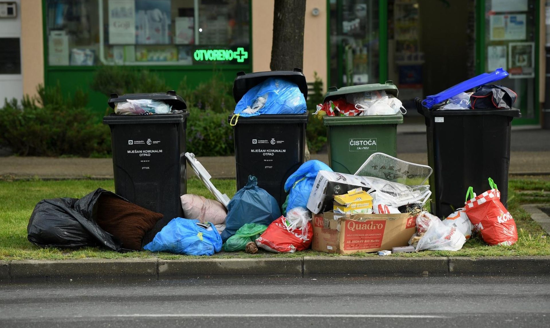 30.04.2019., Zagreb - Kante za smece prepune te gradjani vrecice ostavljaju pored kanti. 
Photo: Marko Lukunic/PIXSELL