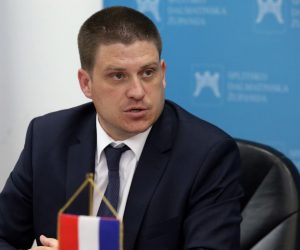 30.07.2019., Split - Potpisivanje ugovora za gradnju pristupne ceste u Puciiscima na otoku Bracu. 
Photo: Miranda Cikotic/PIXSELL