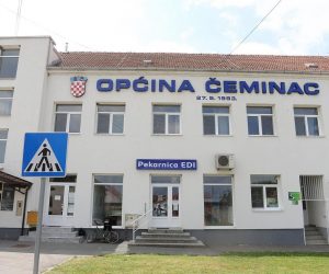 30.07.2019., Ceminac - Djelatnici policije i Uskoka u pretresu opcinske zgrade u Cemincu povodom prijava protiv nacelnika opcine.  Photo: Davor Javorovic/PIXSELL