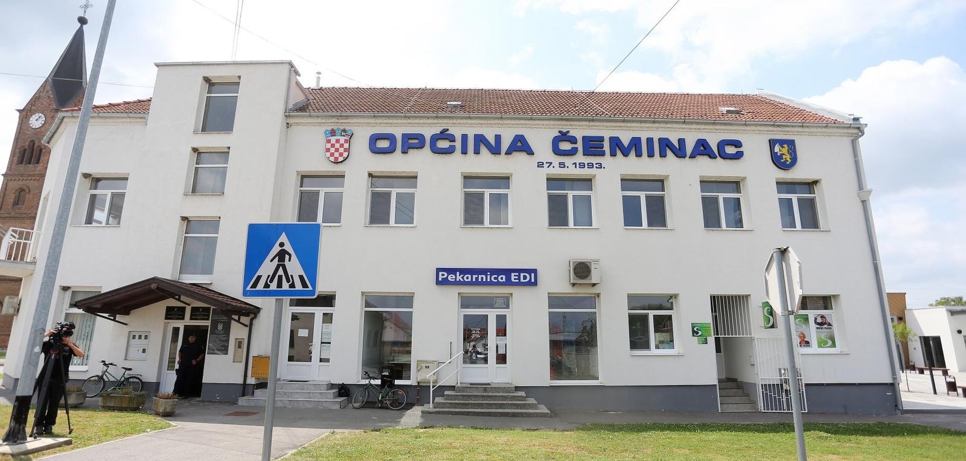 30.07.2019., Ceminac - Djelatnici policije i Uskoka u pretresu opcinske zgrade u Cemincu povodom prijava protiv nacelnika opcine.  Photo: Davor Javorovic/PIXSELL