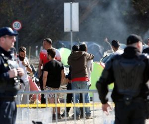 Velika Kladuša: Granični prijelaz i dalje zatvoren, migranti u improviziranom kampu 30.10.2018., Velika Kladusa - Granicni prijelaz Maljevac-Velika Kladusa i dalje je zatvoren za sav promet. Izbjeglice su i dalje u improviziranom kampu stotinjak metara od granice. Oko 200 migranata podiglo je satore uz granicu gdje borave, tijekom dana neki borave po parkovima u Velikoj Kladusi. 
Photo: Kristina Stedul Fabac/PIXSELL