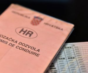 Stara i nova vozačka dozvola 31.01.2019., Sibenik - Stara i nova vozacka dozvola
Photo: Hrvoje Jelavic/PIXSELL