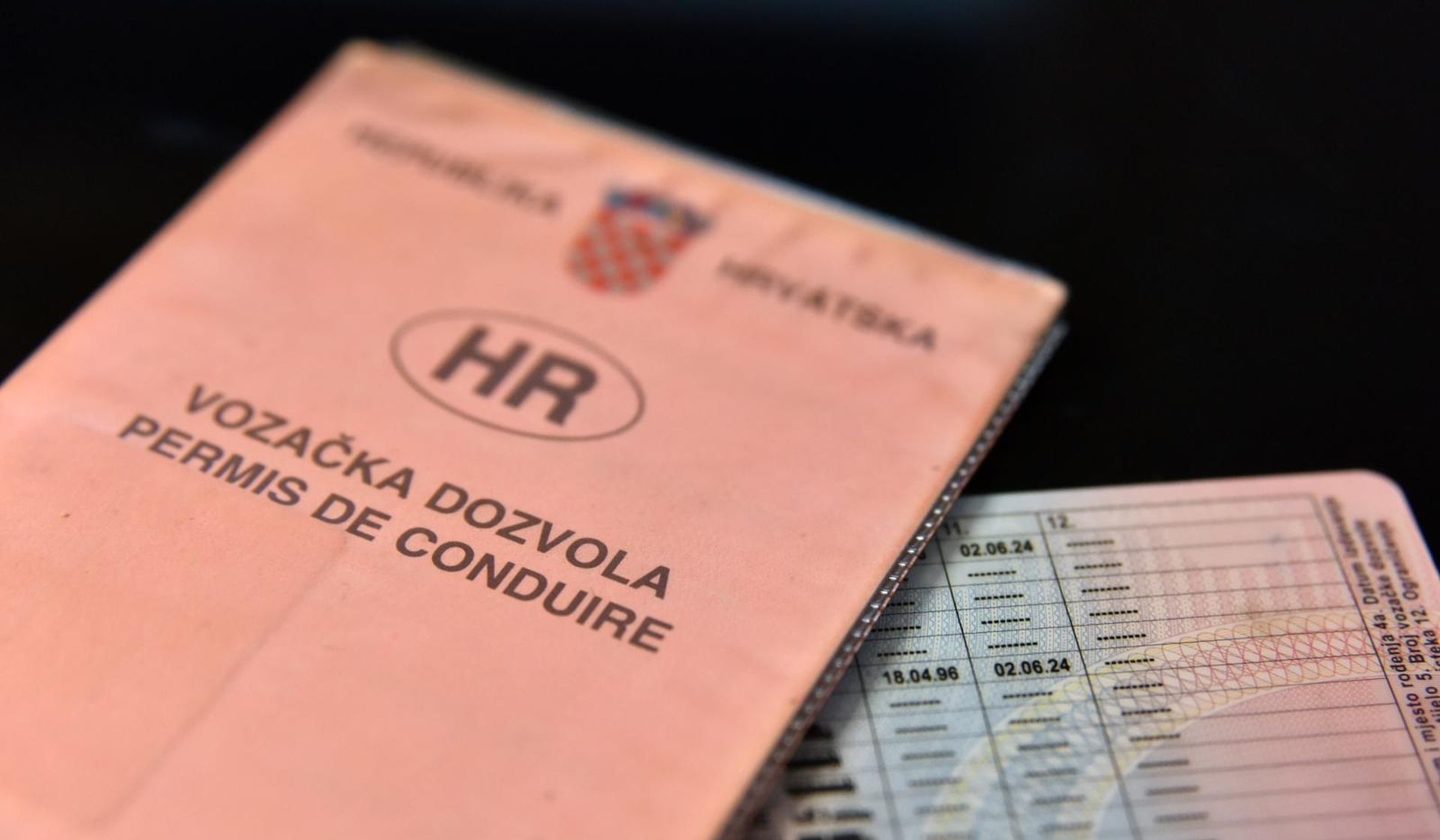 Stara i nova vozačka dozvola 31.01.2019., Sibenik - Stara i nova vozacka dozvola
Photo: Hrvoje Jelavic/PIXSELL